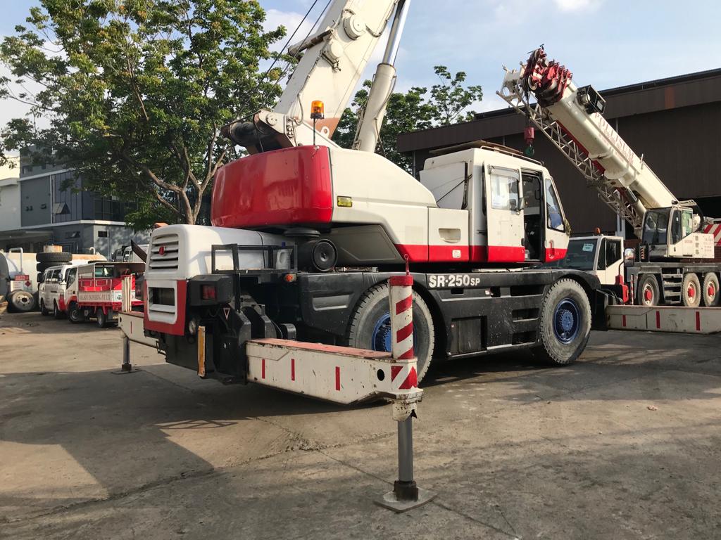 Rough Terrain Crane.