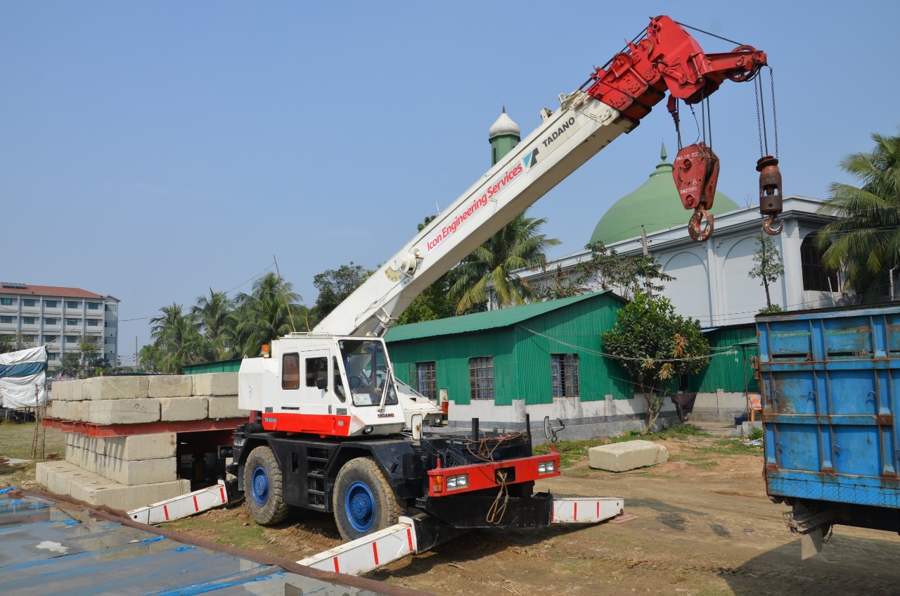 Rough Terrain Crane. (2)