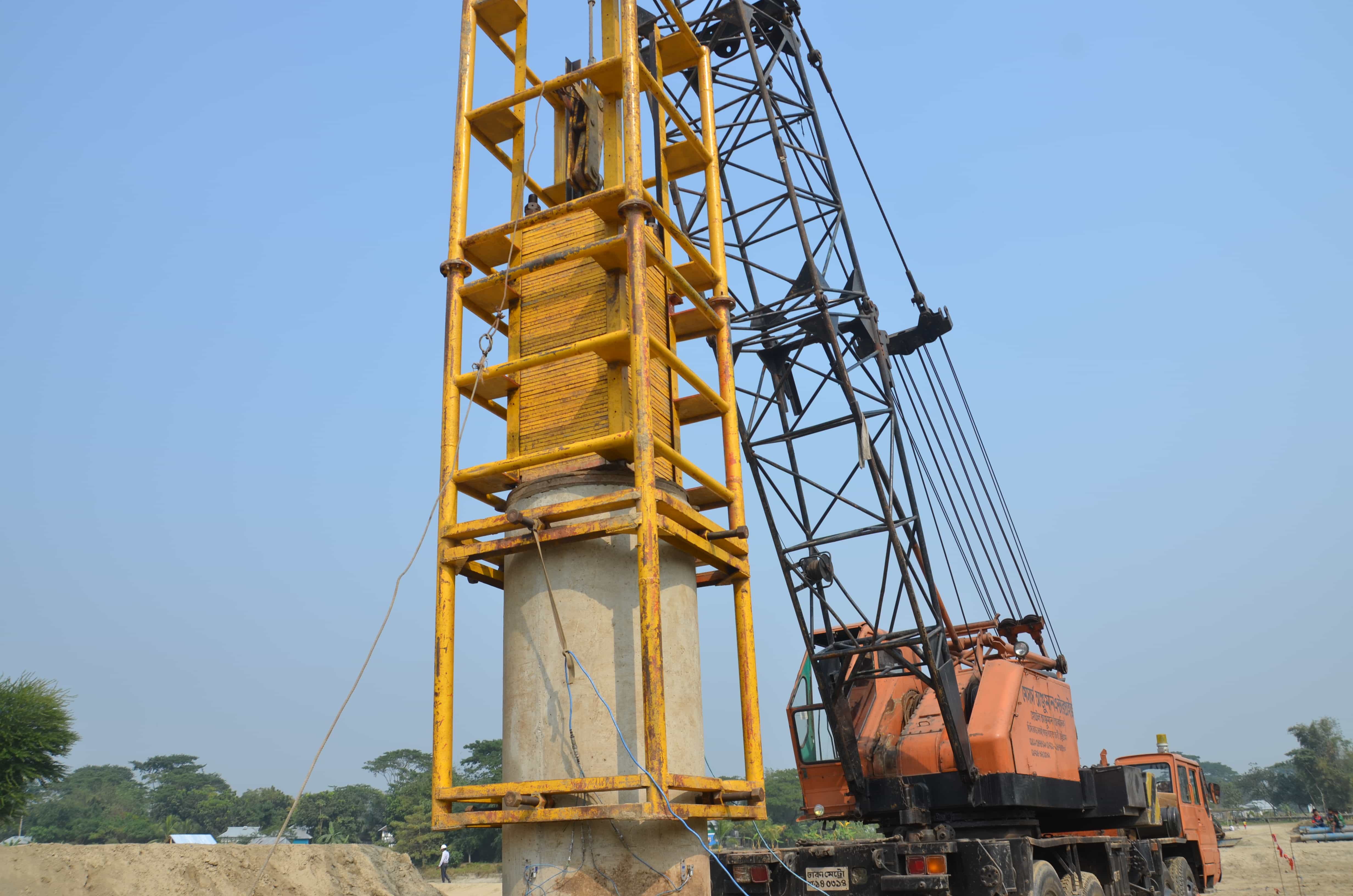 Sensors frame and hammer on pile shaft.
